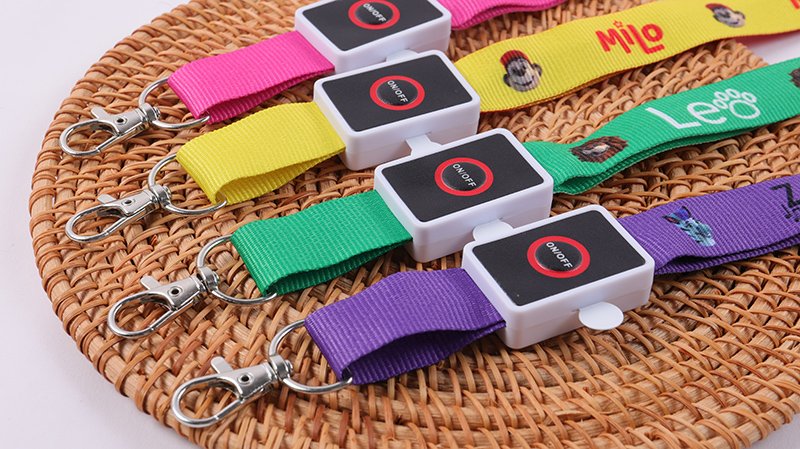 Battery-Powered vs Rechargeable LED Lanyards
