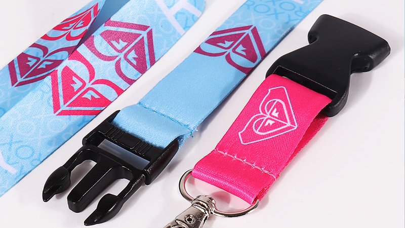 Quick-release buckle on a lanyard showing side-press detachment for fast removal during daily use.