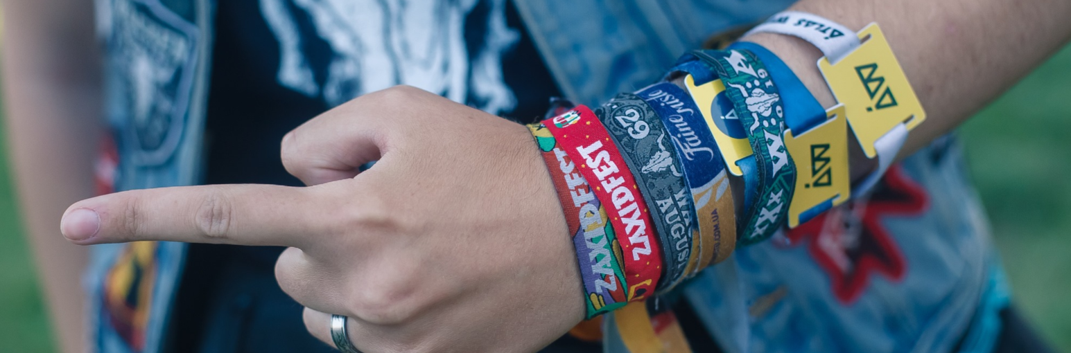 Custom wristbands manufacturing