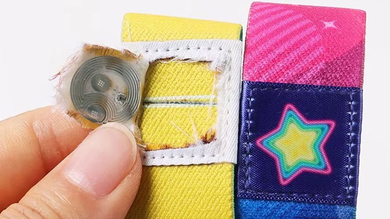 RFID wristband diagram showing embedded chip and antenna for contactless identification.