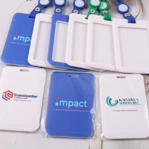 Custom silicone lanyard set