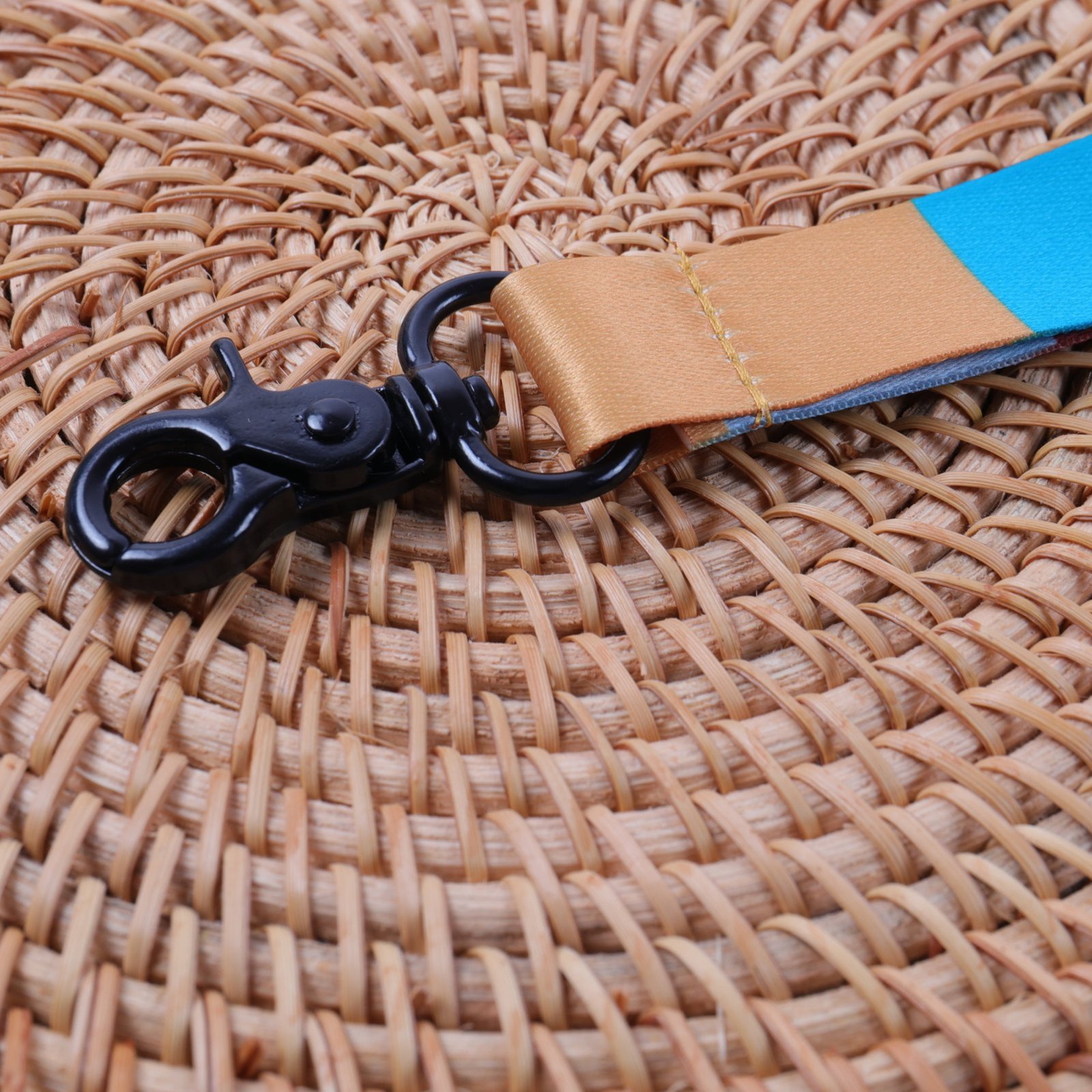 Custom logo fashion short strap keychain accessory, MOQ 100pcs