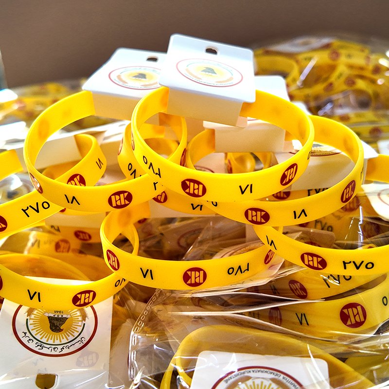 Custom silicone wristbands with printed logo and product hang tags, ideal for events, giveaways, and promotions