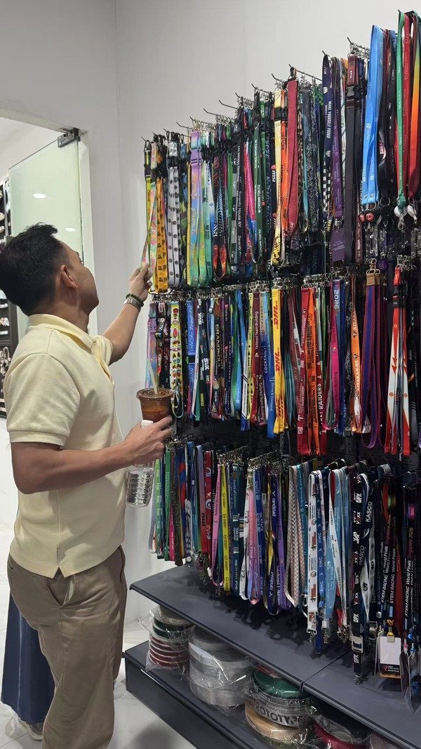 Philippine buyer reviewing custom lanyard samples at a Guangzhou lanyard manufacturer